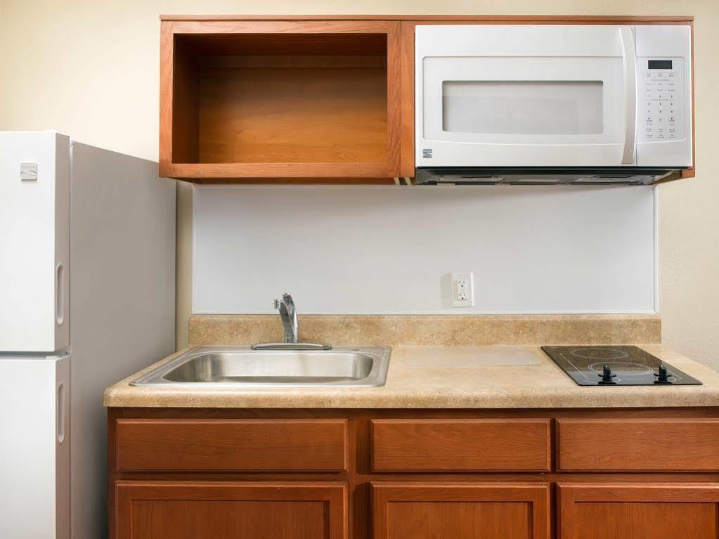 Woodspring Suites Мидленд Экстерьер фото